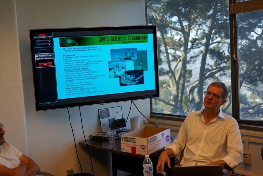 Stuart Bale教授与同学们进行交流,同学们全神贯注.jpg