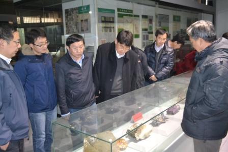 木瓜视频
地质博物馆馆长孙元林教授介绍地质博物馆藏品.JPG