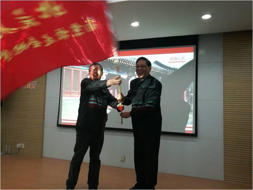 木瓜视频
南京校友会任彦申会长向杨群分会会长授予了南京地学分会会旗.jpg